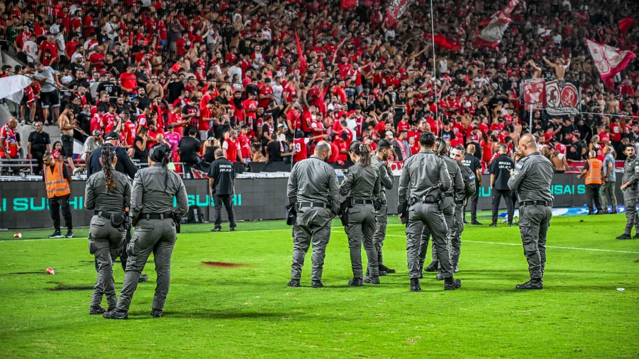 High Court rules Hapoel Tel Aviv fans can wear anti-police shirts to soccer matches